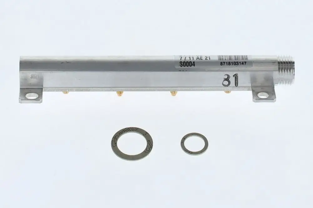 BOSCH-Produkt, bestehend aus einem länglichen Aluminiumteil mit Gewinde und mehreren Anschlüssen, sowie zwei Ringen. Das Teil scheint für eine technische Anwendung gedacht zu sein.
